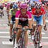 Frank Schleck am Ziel der 8. Etappe der Tour de Suisse 2006, im Hintergrund Kim Kirchen und Andy Schleck